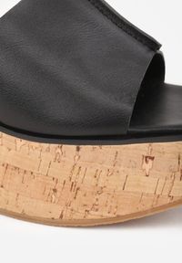 Renee - Czarne Sandały z Klamerką VICES na Koturnie Stylizowanym na Drewniany Lynnoris. Okazja: na imprezę, na co dzień. Zapięcie: pasek. Kolor: czarny. Sezon: lato. Obcas: na koturnie. Styl: boho, casual #4