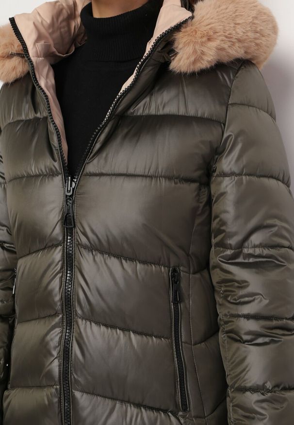 Born2be - Ciemnozielona Pikowana Kurtka Dwustronna przed Kolano z Kapturem i Futerkiem Niragres. Typ kołnierza: kaptur. Kolor: zielony. Materiał: futro. Wzór: aplikacja