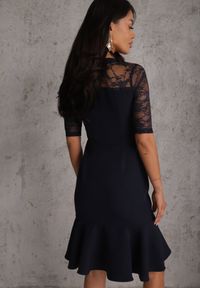 Renee - Granatowa Sukienka VICES o Taliowanym Kroju z Rękawami z Koronki Metirei. Kolor: niebieski. Materiał: koronka. Wzór: koronka. Styl: elegancki #8