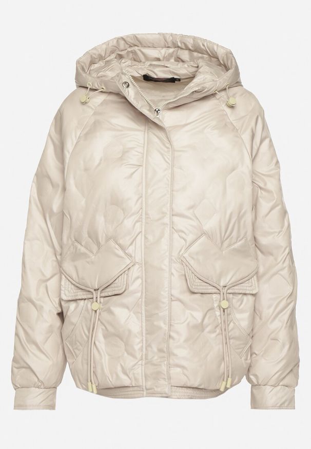 Born2be - Beżowa Kurtka Pikowana w Stylu Cargo o Krótszym Fasonie z Kapturem Varedia. Okazja: na co dzień. Typ kołnierza: kaptur. Kolor: beżowy. Materiał: jeans. Długość rękawa: długi rękaw. Długość: krótkie. Wzór: moro. Styl: klasyczny, casual, militarny, elegancki