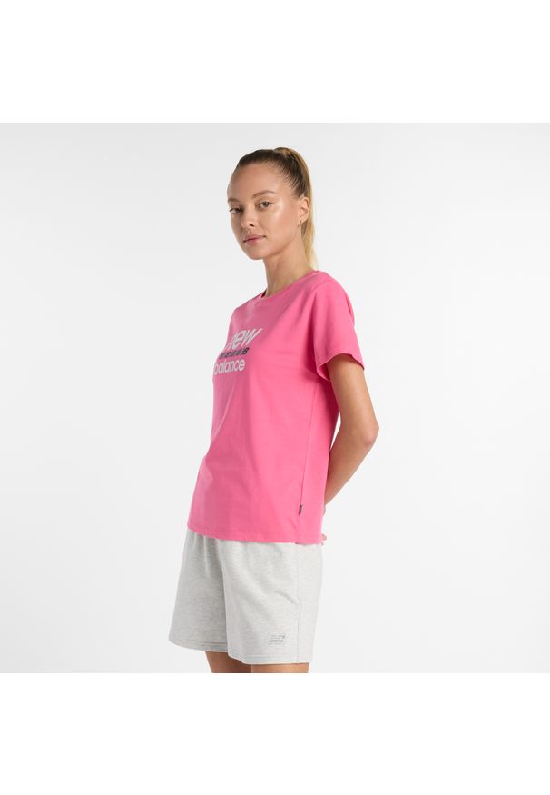 Koszulka damska New Balance WT51540DAB – różowa. Kolor: różowy. Materiał: bawełna, materiał. Wzór: napisy