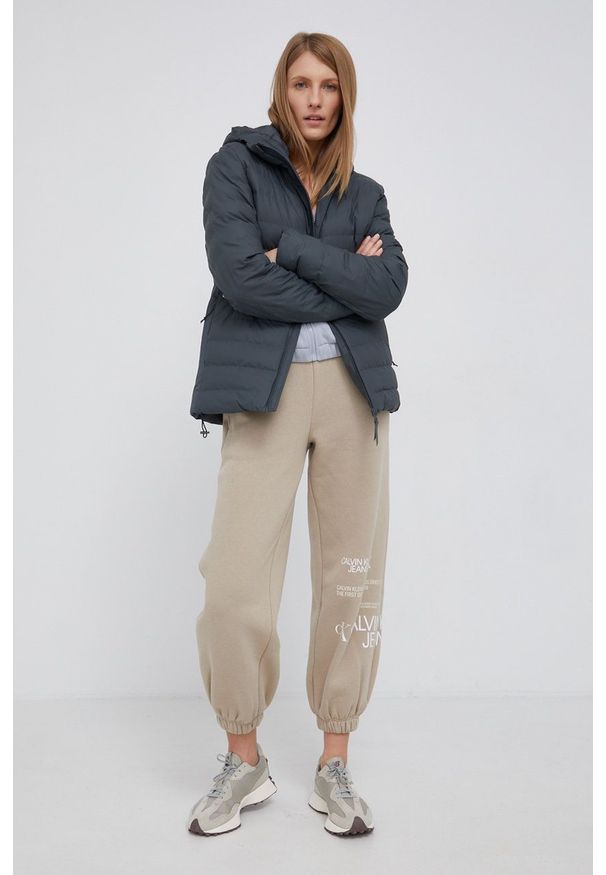 Rains Kurtka 1528 Trekker Hooded Jacket kolor szary zimowa. Okazja: na co dzień. Kolor: szary. Materiał: materiał. Wzór: gładki. Sezon: zima. Styl: casual