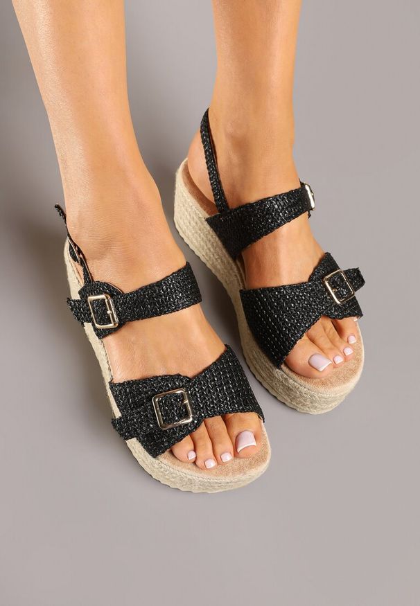 Renee - Czarne Sandały na Koturnie z Plecionką i Klamrami Saroti. Okazja: na co dzień. Zapięcie: klamry. Kolor: czarny. Obcas: na koturnie. Styl: elegancki, casual