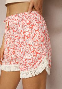 Renee - Różowe Szorty z Wiskozy High Waist z Gumką w Pasie Kwiatowym Wzorem i Frędzlami Orifea. Stan: podwyższony. Kolor: różowy. Materiał: wiskoza. Wzór: kwiaty. Sezon: lato #5