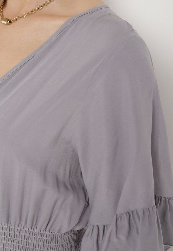 Born2be - Szary Bawełniany Kombinezon z Cienkimi Gumkami w Pasie z Kopertowym Dekoltem i Falbanką Tesanell. Kolor: szary. Materiał: bawełna. Długość rękawa: krótki rękaw. Długość: krótkie. Sezon: wiosna. Styl: elegancki