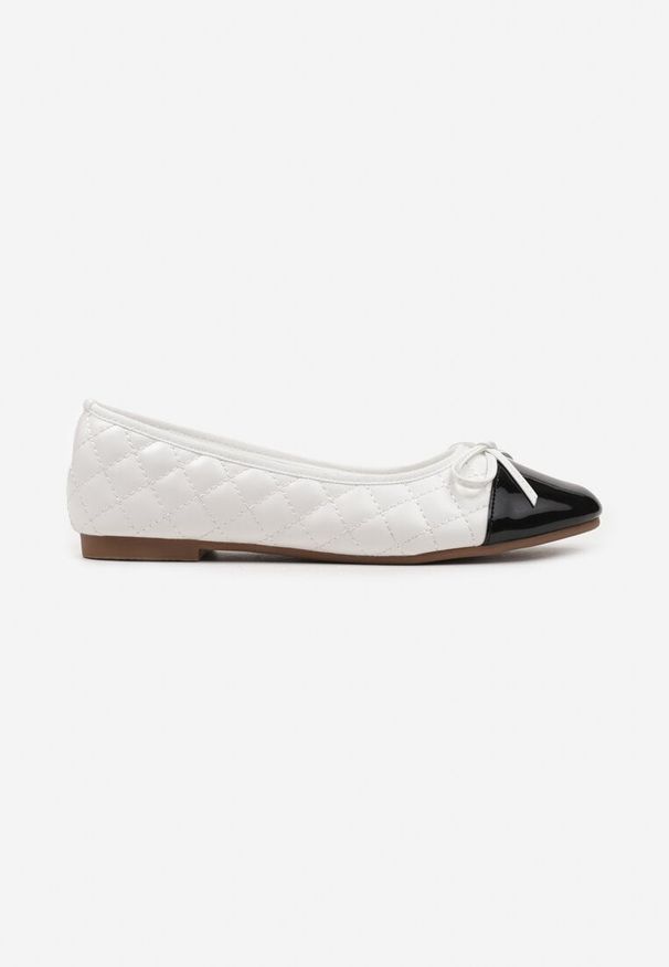 Born2be - Białe Wsuwane Balerinki z Ekoskóry na Płaskiej Podeszwie z Kokardką Cattesa. Zapięcie: bez zapięcia. Kolor: biały. Materiał: bawełna, jeans. Obcas: na płaskiej podeszwie. Styl: klasyczny, elegancki