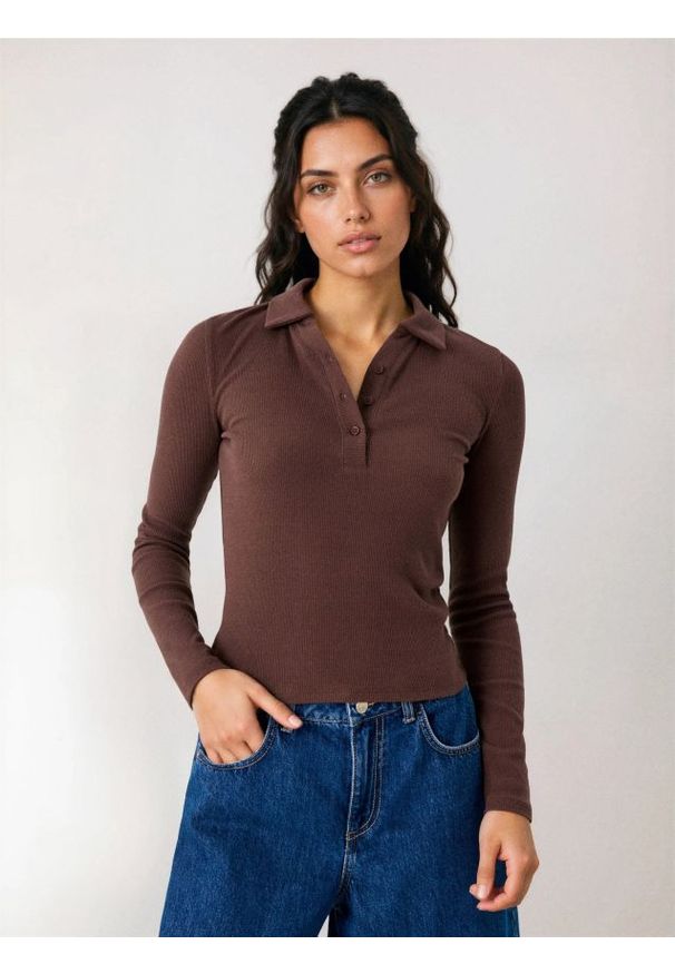 Sinsay - Prążkowana bluzka polo - brązowy. Typ kołnierza: polo. Kolor: brązowy. Materiał: prążkowany