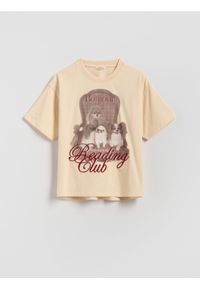 Reserved - T-shirt z nadrukiem i haftem - kremowy. Kolor: kremowy. Materiał: bawełna. Wzór: haft, nadruk #1