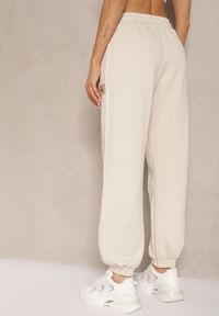Renee - Jasnobeżowe Spodnie Dresowe Joggery z Bawełny Falaniela. Okazja: na co dzień. Kolor: beżowy. Materiał: dresówka, bawełna. Styl: elegancki, casual #3