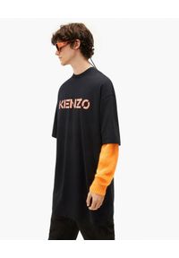 Kenzo - KENZO - Długa koszulka z logo. Kolor: czarny. Materiał: bawełna. Długość: długie