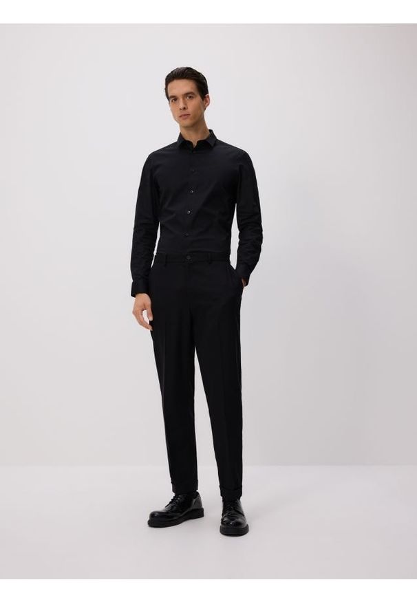 Reserved - Bawełniana koszula slim fit - czarny. Kolor: czarny. Materiał: bawełna