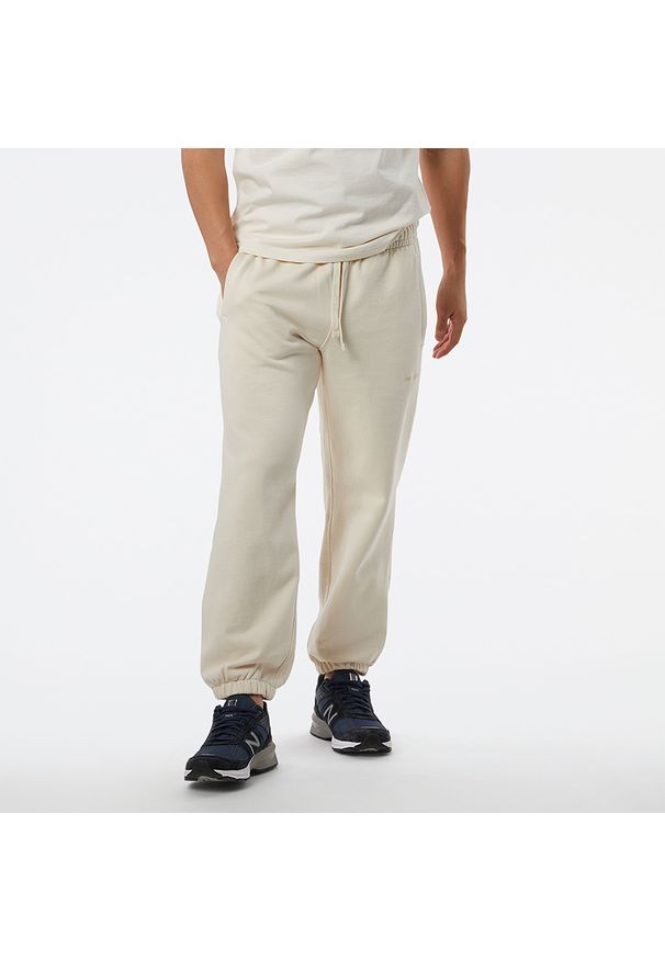Spodnie męskie New Balance MP23551GIE – beżowe. Kolor: beżowy. Materiał: materiał, bawełna, dresówka