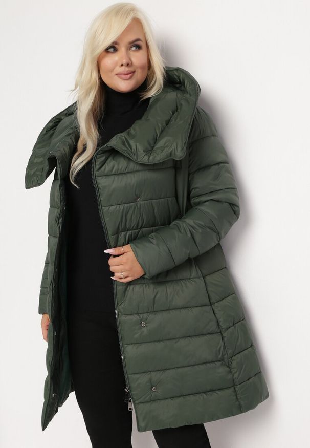 Born2be - Zielona Pikowana Kurtka z Nieodpinanym Kapturem i Paskiem Elliota. Kolor: zielony. Materiał: materiał. Długość rękawa: długi rękaw. Długość: długie