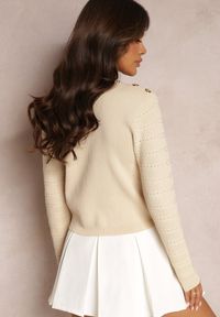 Renee - Beżowy Klasyczny Sweter z Ozdobnymi Napami Vakatora. Kolor: beżowy. Długość rękawa: długi rękaw. Długość: długie. Styl: klasyczny