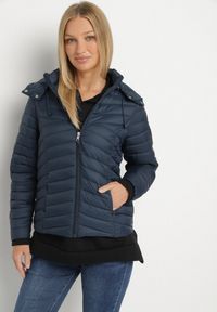 Born2be - Granatowa Pikowana Kurtka Przejściowa z Kapturem Suritta. Okazja: na co dzień. Typ kołnierza: kaptur. Kolor: niebieski. Materiał: jeans. Styl: klasyczny, sportowy, casual #7