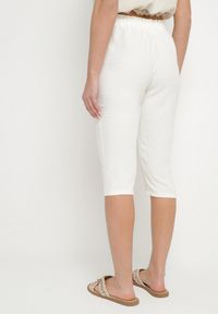 Born2be - Jasnobeżowe Spodnie Capri z Bawełną i Wysokim Stanem Galirosa. Okazja: na spacer, na co dzień. Stan: podwyższony. Kolor: beżowy. Materiał: bawełna. Styl: elegancki, casual #6