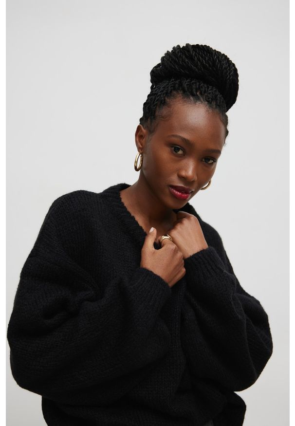 Marsala - Sweter oversize z bufiastym rękawem BLACK - RIVERO. Okazja: na co dzień. Materiał: wełna, akryl. Sezon: zima, lato, jesień, wiosna. Styl: casual, klasyczny