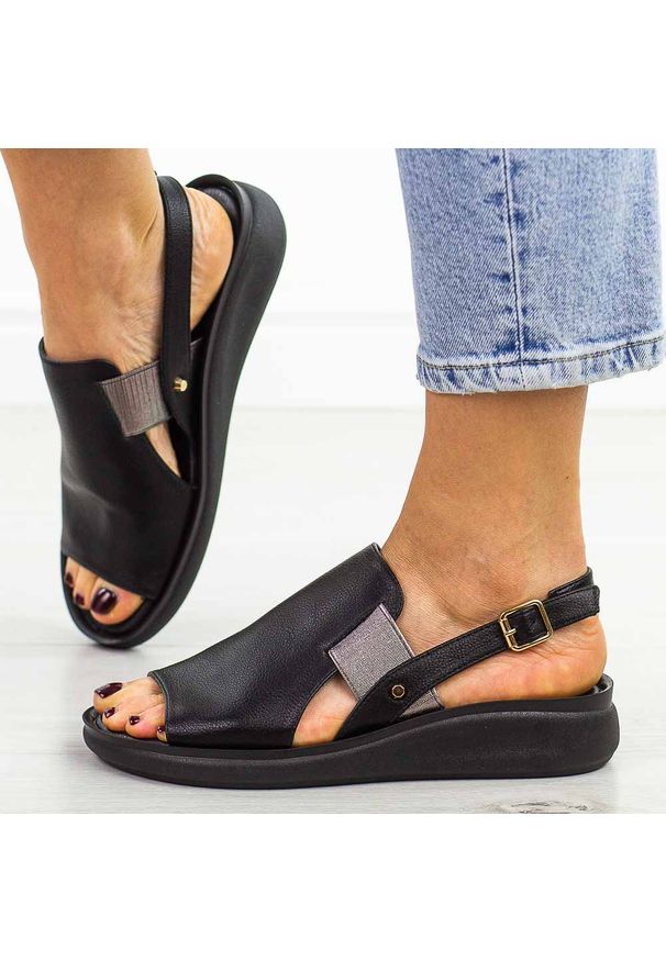 Czarne płaskie sandały damskie M.Daszyński 24142-4. Okazja: na co dzień, do pracy, na spacer. Kolor: czarny. Materiał: skóra. Sezon: wiosna, lato. Obcas: na płaskiej podeszwie. Styl: klasyczny, casual, wakacyjny, elegancki