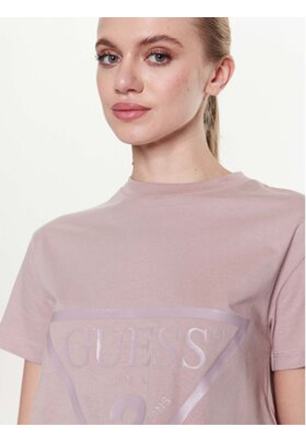 Guess T-Shirt Adele V2YI06 K8HM0 Różowy Boxy Fit. Kolor: różowy. Materiał: bawełna