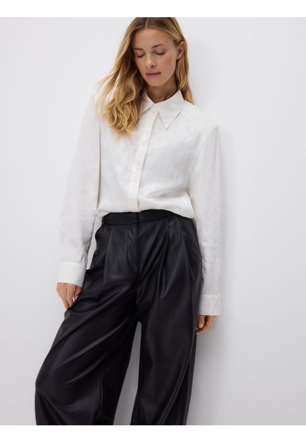 Reserved - Spodnie z imitacji skóry - czarny. Kolor: czarny. Materiał: skóra