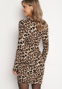 Born2be - Ciemnobeżowa Marszczona Sukienka w Panterkę o Dopasowanym Kroju z Usztywnionymi Ramionami Tifitha. Kolor: beżowy. Materiał: skóra. Długość rękawa: długi rękaw. Wzór: motyw zwierzęcy. Styl: wizytowy, klasyczny, elegancki #4