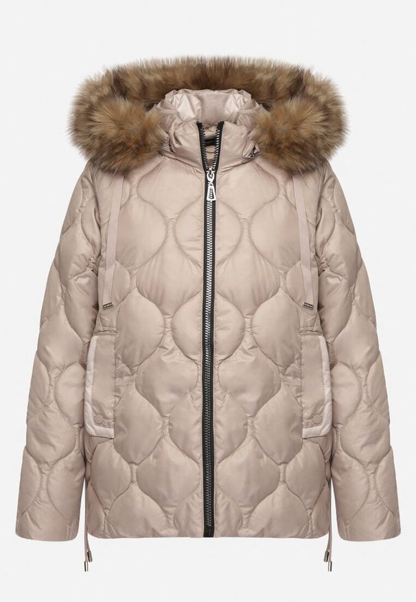 Born2be - Ciemnobeżowa Pikowana Kurtka z Odpinanym Kapturem i Futrem Ravira. Okazja: na co dzień. Kolor: beżowy. Materiał: futro. Styl: klasyczny, elegancki, casual