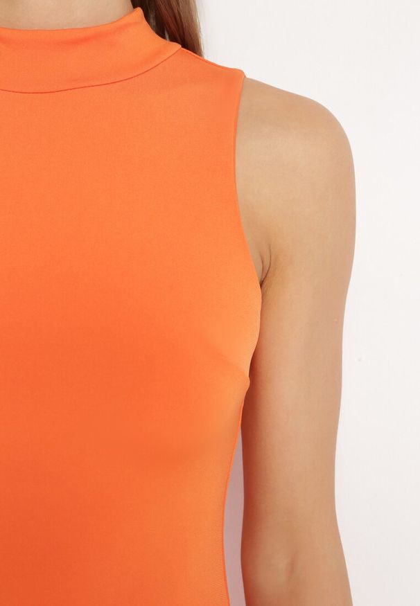 Born2be - Pomarańczowa Sukienka z Półgolfem z Rozcięciem na Przodzie Aelwyn. Okazja: na imprezę, na co dzień. Kolor: pomarańczowy. Materiał: skóra. Długość rękawa: krótki rękaw. Styl: casual