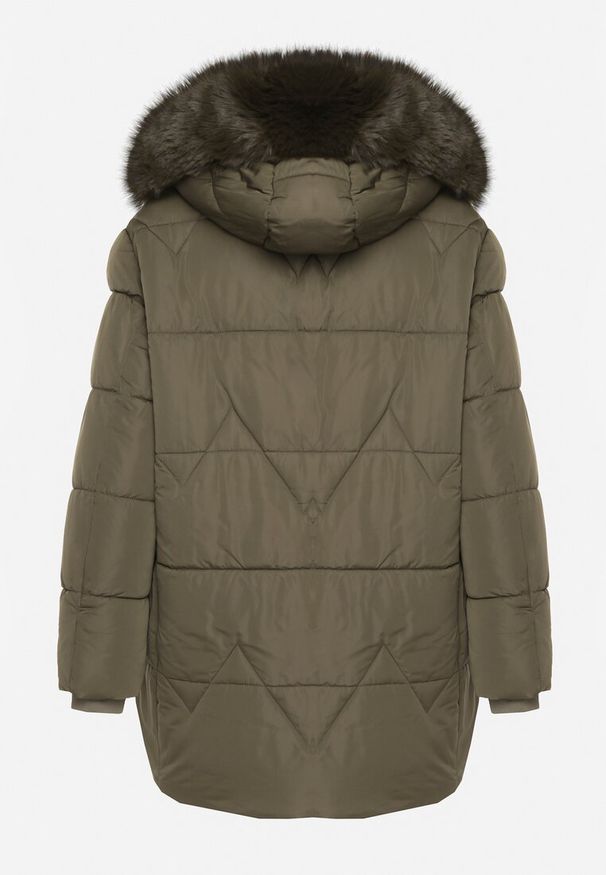 Born2be - Ciemnozielona Pikowana Kurtka z Kapturem z Futerkiem w Klasycznym Stylu Mindrie. Okazja: na spacer, na co dzień. Typ kołnierza: kaptur. Kolor: zielony. Materiał: futro. Wzór: aplikacja. Styl: klasyczny