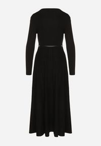 Born2be - Czarna Rozkloszowana Sukienka z Dzianiny z Wiskozą z Długim Rękawem i Paskiem Tusmina. Okazja: na co dzień. Kolor: czarny. Materiał: wiskoza, dzianina. Długość rękawa: długi rękaw. Styl: klasyczny, casual, elegancki #2