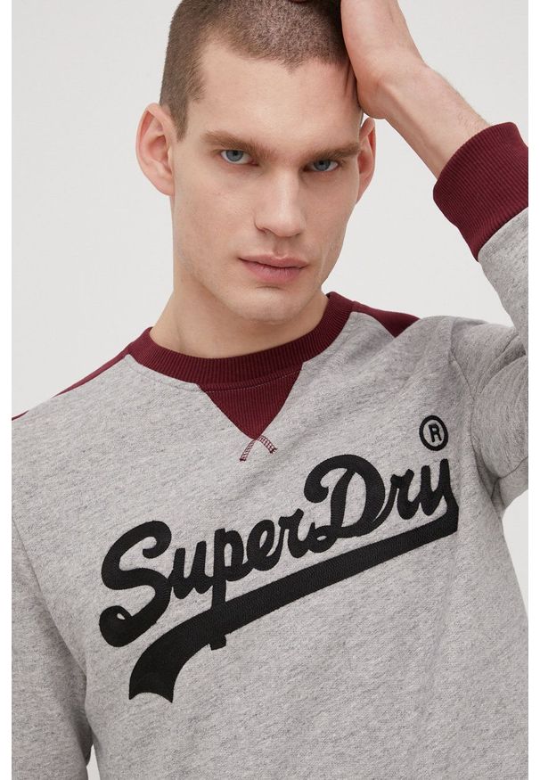 Superdry bluza męska kolor szary z aplikacją. Okazja: na co dzień. Kolor: szary. Wzór: aplikacja. Styl: casual