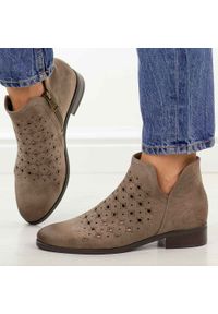 Beżowe zamszowe ażurowe botki damskie Vinceza 58626. Okazja: na spacer, na co dzień. Nosek buta: okrągły. Kolor: beżowy. Szerokość cholewki: normalna. Wzór: ażurowy. Materiał: zamsz. Sezon: wiosna, jesień, lato. Obcas: na obcasie. Styl: casual, elegancki, klasyczny. Wysokość obcasa: niski #1