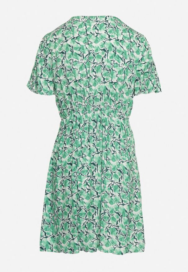 Born2be - Zielona Sukienka Mini z Wiskozy w Mozaikowy Wzór z Trójkątnym Dekoltem i Sznureczkiem w Talii Pireta. Okazja: na co dzień. Kolor: zielony. Materiał: wiskoza. Długość rękawa: krótki rękaw. Sezon: lato. Styl: casual. Długość: mini