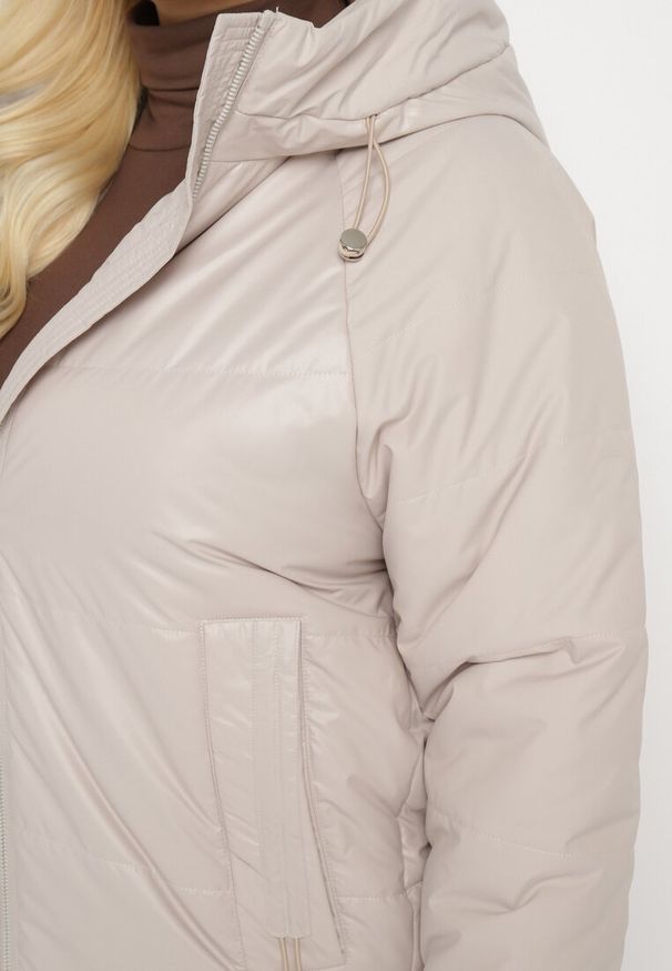 Born2be - Beżowa Pikowana Kurtka o Pudełkowym Kroju z Szerokim Kołnierzem Evindas. Okazja: na spotkanie biznesowe, do pracy. Kolor: beżowy. Materiał: materiał, jeans. Styl: biznesowy, klasyczny, elegancki