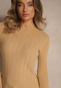 Renee - Beżowy Golf z Tłoczonym Wzorem Ralinnea. Okazja: na co dzień. Typ kołnierza: golf. Kolor: beżowy. Styl: klasyczny, casual #3