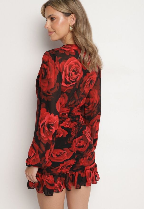 Born2be - Czerwona Kopertowa Sukienka z Marszczeniami i Falbanką w Kwiatowy Wzór Ceatera. Typ kołnierza: dekolt w serek. Kolor: czerwony. Wzór: kwiaty. Typ sukienki: kopertowe