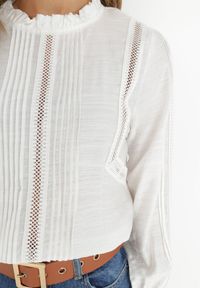 Born2be - Biała Bluzka Ażurowa z Falbanką Lalolea. Kolor: biały. Materiał: wiskoza, tkanina. Wzór: ażurowy. Styl: boho #4