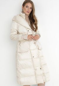 Born2be - Jasnobeżowa Kurtka Pikowana Długa Drerrigale. Kolor: beżowy. Materiał: materiał. Długość rękawa: długi rękaw. Długość: długie. Sezon: zima, jesień #8