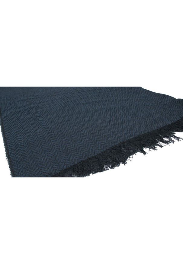 Lekki Szalik Wiosenno-Jesienny - Teer - Granatowa Jodełka. Okazja: na spacer. Kolor: niebieski. Materiał: poliester, wiskoza. Wzór: jodełka. Sezon: wiosna, jesień. Styl: elegancki