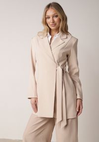 Born2be - Beżowa Kopertowa Sukienka o Kroju Marynarki z Wiązaniem w Talii Neritho. Okazja: na spotkanie biznesowe, do pracy. Kolor: beżowy. Materiał: poliester, elastan. Typ sukienki: kopertowe. Styl: biznesowy, elegancki, klasyczny #1