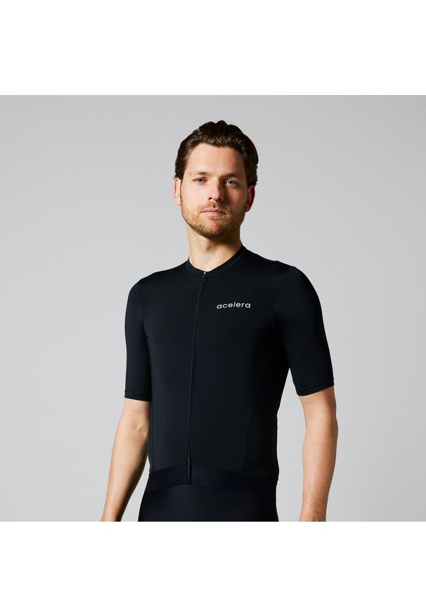 ACELERA - Męska koszulka kolarska Intermediate z krótkim rękawem. Kolor: czarny. Materiał: materiał. Długość rękawa: krótki rękaw. Długość: krótkie. Wzór: gładki. Sport: kolarstwo
