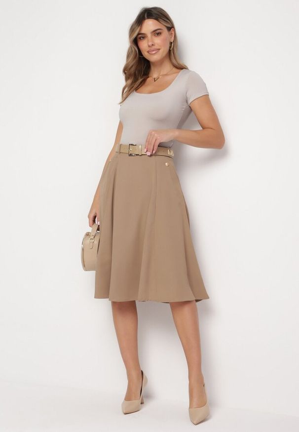 Born2be - Beżowa Rozkloszowana Spódnica z Paskiem z Ekoskóry Fortensja. Kolor: beżowy