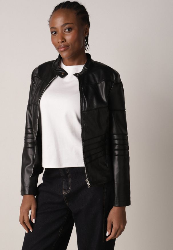 Born2be - Czarna Kurtka Typu Ramoneska Ozdobiona Przeszyciami Elianea. Okazja: na co dzień. Kolor: czarny. Materiał: poliester, jeans. Wzór: aplikacja. Styl: casual, elegancki