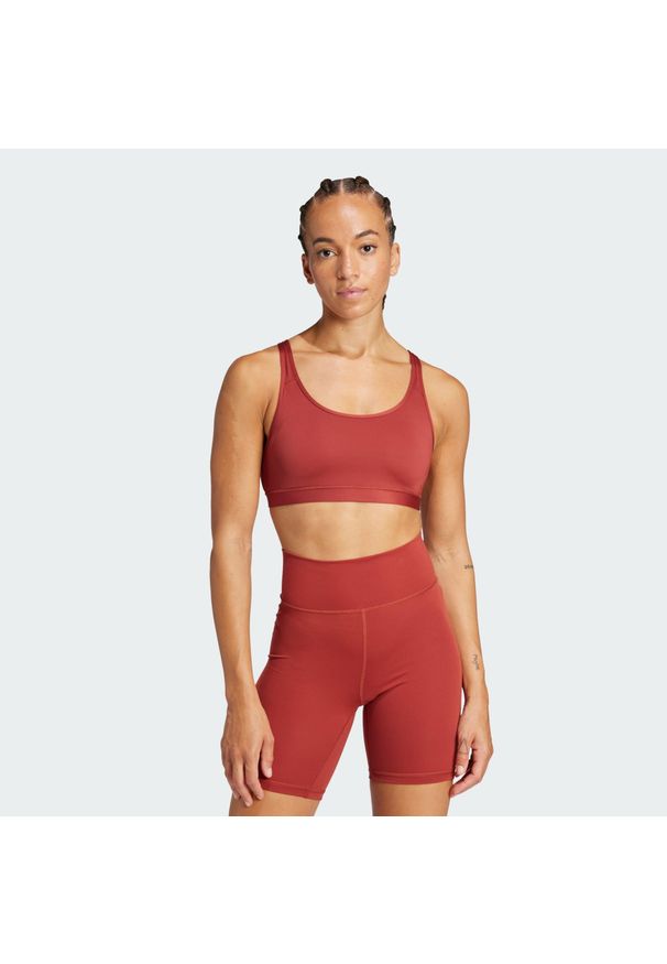 Adidas - Biustonsz All Me Essentials. Kolor: czerwony. Materiał: materiał. Sport: joga i pilates