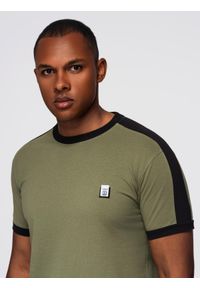 Ombre Clothing - T-shirt męski z kontrastowymi lampasami – oliwkowy V4 - Rozmiar: M. Okazja: na co dzień. Kolor: oliwkowy. Materiał: materiał, jersey, poliester, bawełna. Wzór: melanż, aplikacja. Styl: klasyczny, sportowy, casual #3