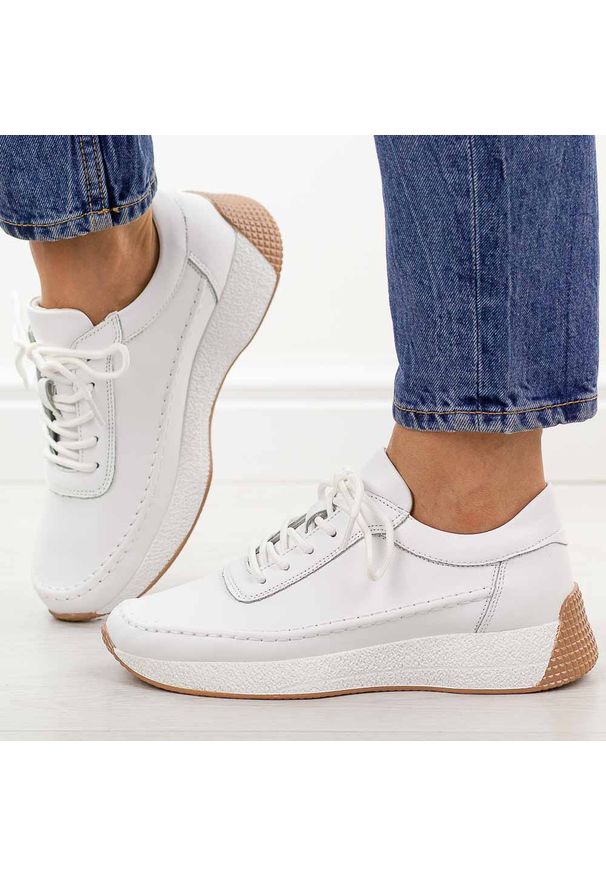 Białe skórzane półbuty damskie Sergio Leone sp013. Okazja: na co dzień. Nosek buta: okrągły. Kolor: biały. Materiał: skóra. Sezon: wiosna, jesień. Styl: casual, elegancki, klasyczny