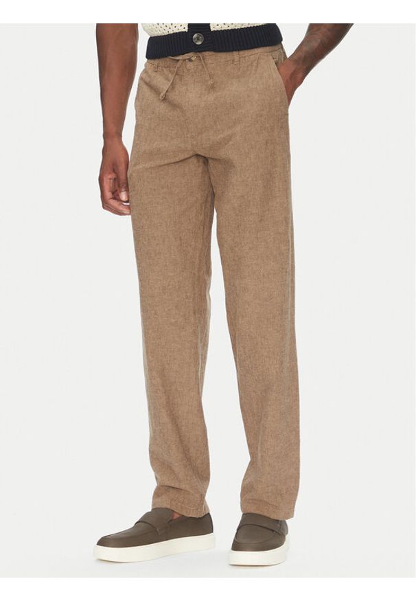 Lindbergh Spodnie materiałowe 30-008023 Beżowy Relaxed Fit. Kolor: beżowy. Materiał: bawełna
