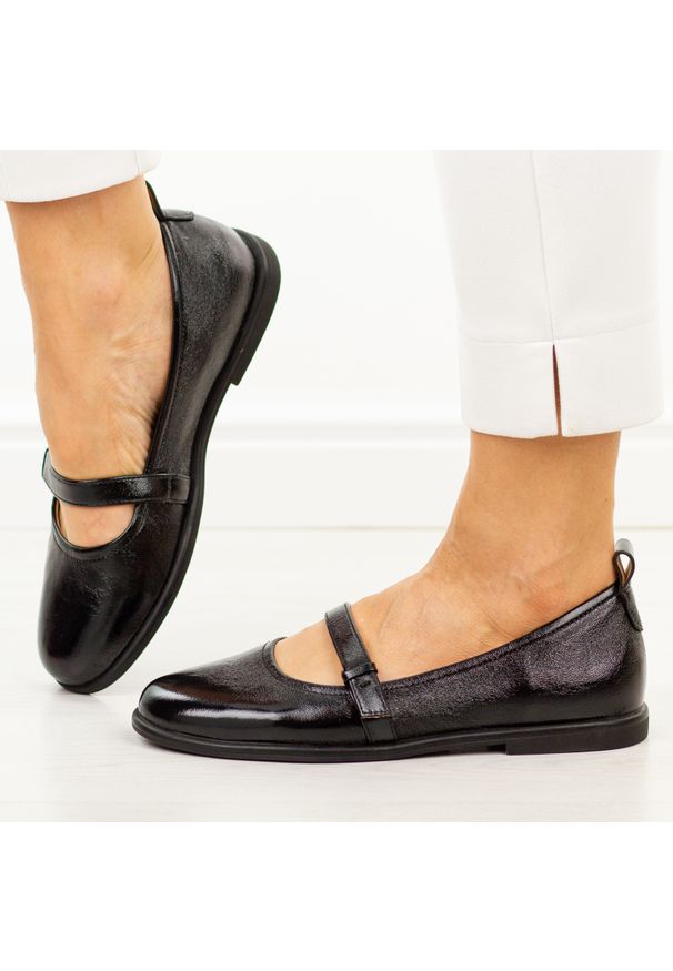 Czarne skórzane baleriny damskie Filippo Dp7742/26. Okazja: na co dzień. Nosek buta: okrągły. Kolor: czarny. Materiał: lakier, skóra. Sezon: wiosna, lato. Obcas: na płaskiej podeszwie. Styl: elegancki, klasyczny, casual