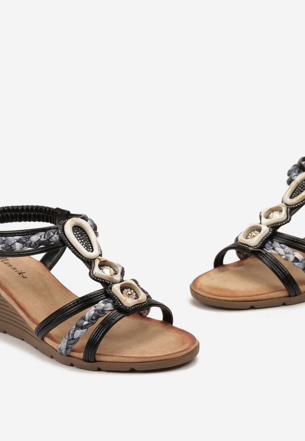 Renee - Czarne Wsuwane Sandały z Cyrkoniami na Koturnie Eredia. Okazja: na co dzień. Zapięcie: bez zapięcia. Kolor: czarny. Materiał: jeans. Wzór: aplikacja. Sezon: lato. Obcas: na koturnie. Styl: boho, casual