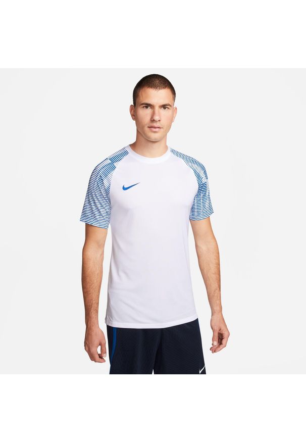 Koszulka treningowa męska Nike K12585. Kolor: wielokolorowy. Materiał: poliester. Długość rękawa: krótki rękaw. Długość: krótkie