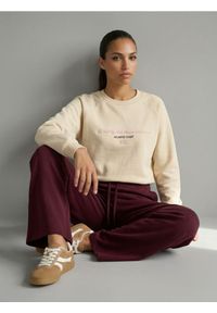 Sinsay - Bluza crewneck z haftowanym napisem NYC - kremowy. Kolor: kremowy. Wzór: haft, napisy #1